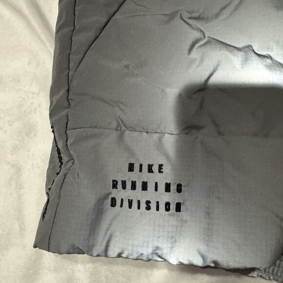 Nike Running Division Therma-Fit ADV Reflective Running Vest - Picture 11 of 14